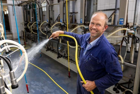 Melkveehouder Hakkesteegt in de stal